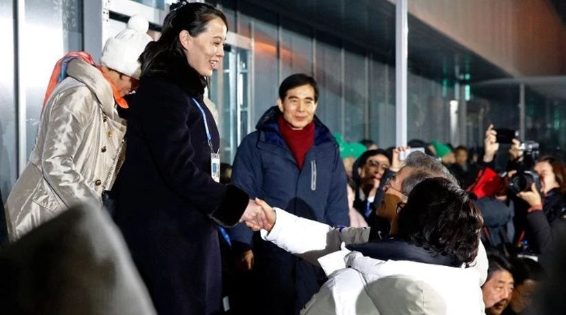 Η αδερφή του Κιμ Γιονγκ Ουν χαιρετά τον πρόεδρο της Νότιας Κορέας -Μοναδικές εικόνες